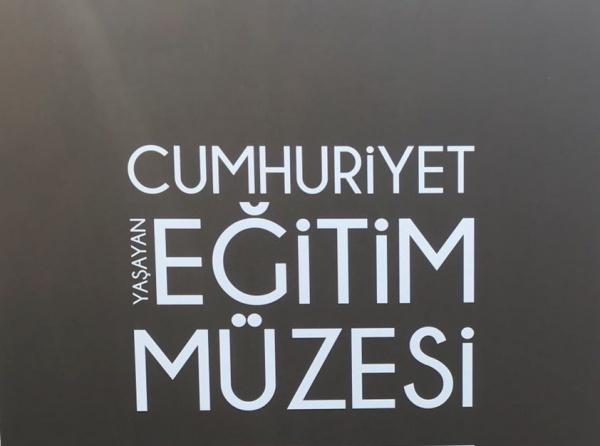İzmir Cumhuriyet Eğitim Müzesini gezdik.